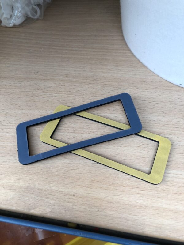 Beispiel wasserstrahlschneiden - Reinwasser auf Resato Wasserstrahlanlage mit Schaumstoff mit beidseitiger Klebefolie beschichtet – Bild 1