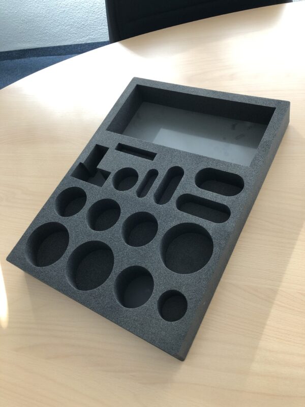 Beispiel wasserstrahlschneiden - Reinwasser und laserschneiden auf Resato Wasserstrahlanlage und Eurolaser mit Schaumstoff mit Polyoxymethylen-Unterseite – Bild 1