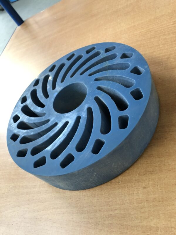 Beispiel wasserstrahlschneiden - Reinwasser auf Resato Wasserstrahlanlage mit Gummi – Bild 1