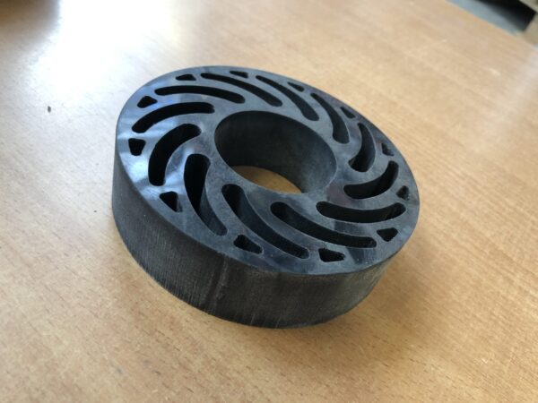 Beispiel wasserstrahlschneiden - Reinwasser auf Resato Wasserstrahlanlage mit Gummi – Bild 1