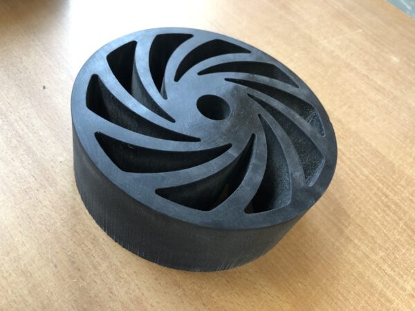 Beispiel wasserstrahlschneiden - Reinwasser auf Resato Wasserstrahlanlage mit Gummi – Bild 1